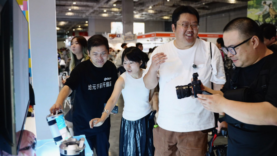 pal D1 AI数字手办成Z世代打卡新宠新葡京2025 CPSP漫展圆满落幕 Di(图2) pal D1 AI数字手办成Z世代打卡新宠新葡京2025 CPSP漫展圆满落幕 Di(图2)