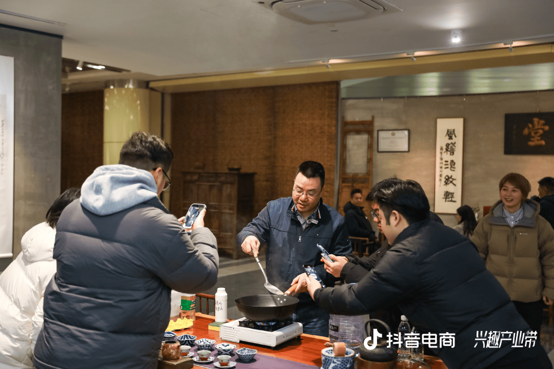 告:近万商家销售额从0增长到百万刺激实体经济新增量澳门新葡京app抖音电商2025兴趣产业带数据报(图1) 告:近万商家销售额从0增长到百万刺激实体经济新增量澳门新葡京app抖音电商2025兴趣产业带数据报(图1)